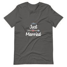 Afbeelding in Gallery-weergave laden, Just Married (Right) - Unisex T-shirt - PerfectWeddingShop
